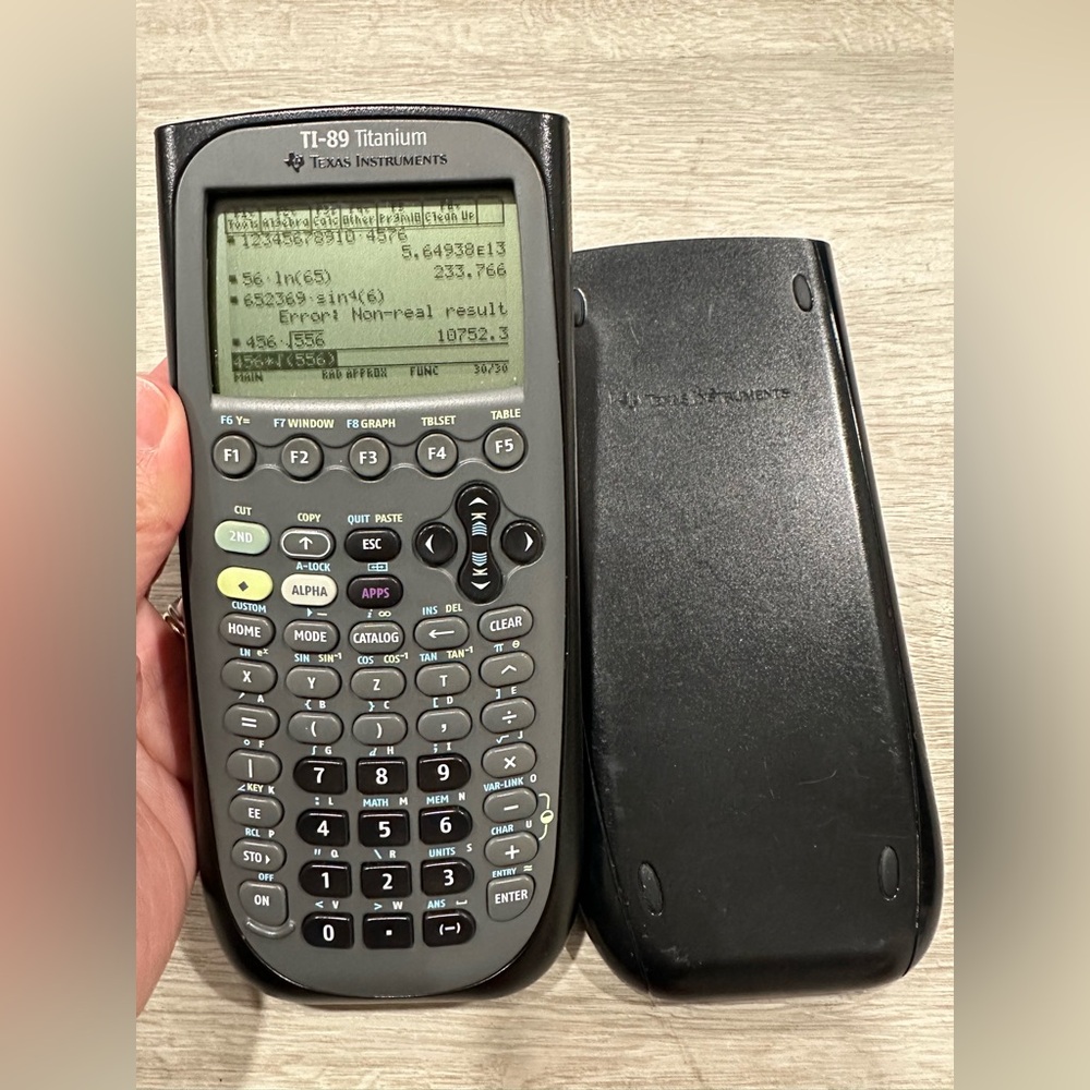 CH56 Texas Instruments TI-89 Titanium Graphing Calculator - TESTED & WORKING